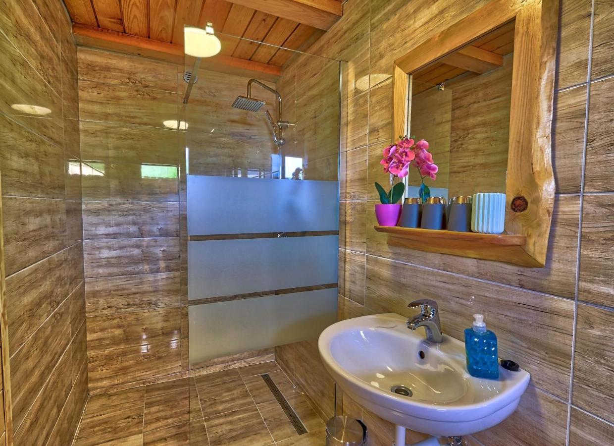 Отель Glamping Brodej Vitanje Экстерьер фото
